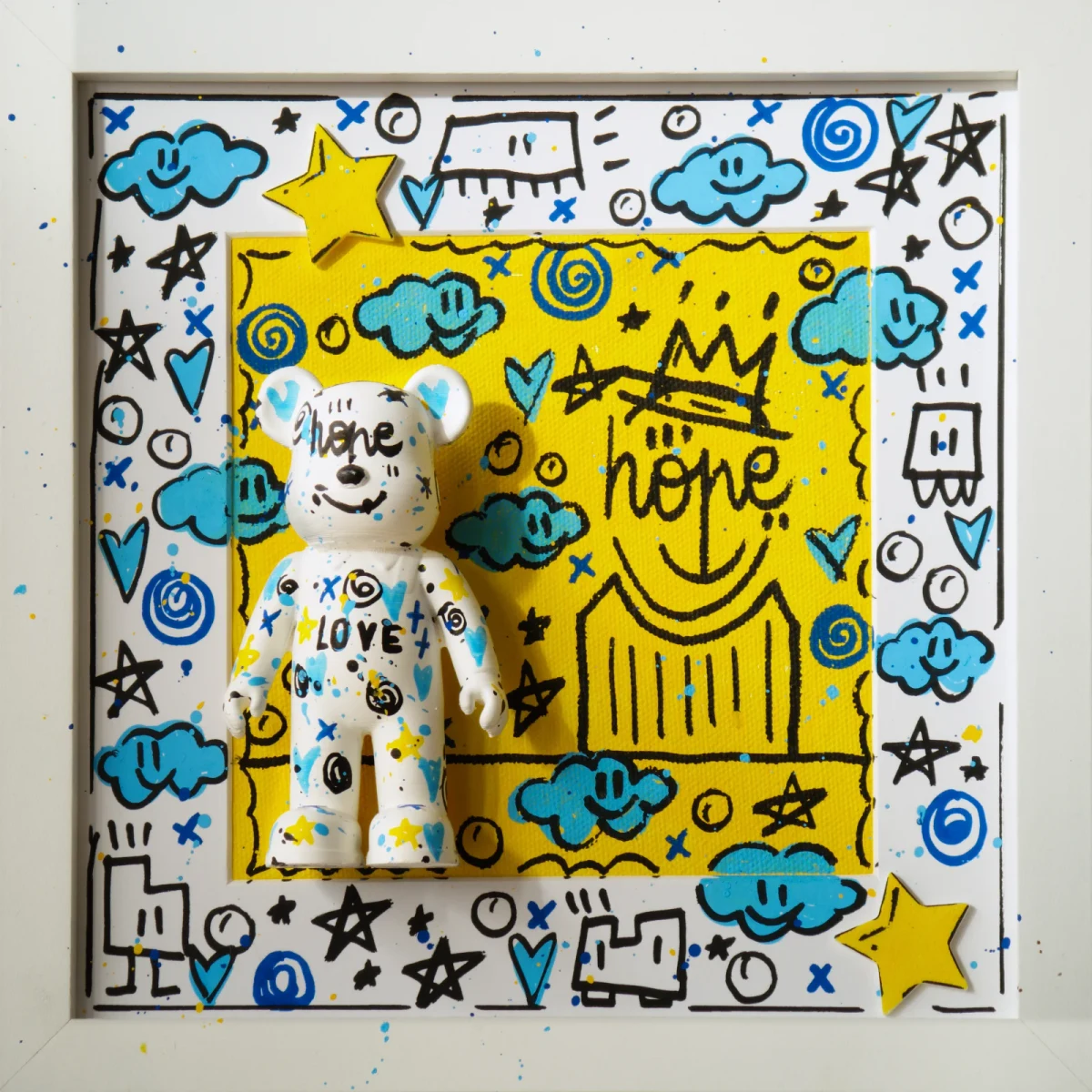 Composition de M. Hope sur fond jaune, avec une figurine blanche, des étoiles et des nuages bleus dans un cadre blanc.